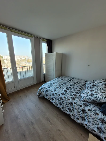MONTAIGNE - Superbe appartement, 3 chambres, avec parking privé, proche hyper centre, du tramway et du palais des congrès