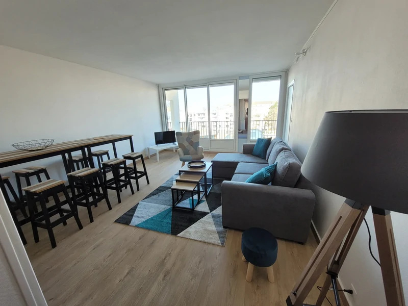 MONTAIGNE - Superbe appartement, 3 chambres, avec parking privé, proche hyper centre, du tramway et du palais des congrès