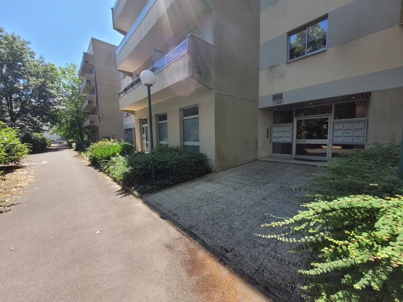ST EXUPERY - Joli T2, proche de l'hyper centre, avec parking privé et sécurisé