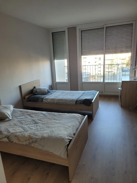 MONTAIGNE - Superbe appartement, 3 chambres, avec parking privé, proche hyper centre, du tramway et du palais des congrès