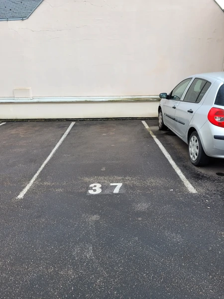 DAILLIERE – Beau et grand T2 avec parking privé, proche de l'ESA, l'UCO, IFEAP et IFUCOME