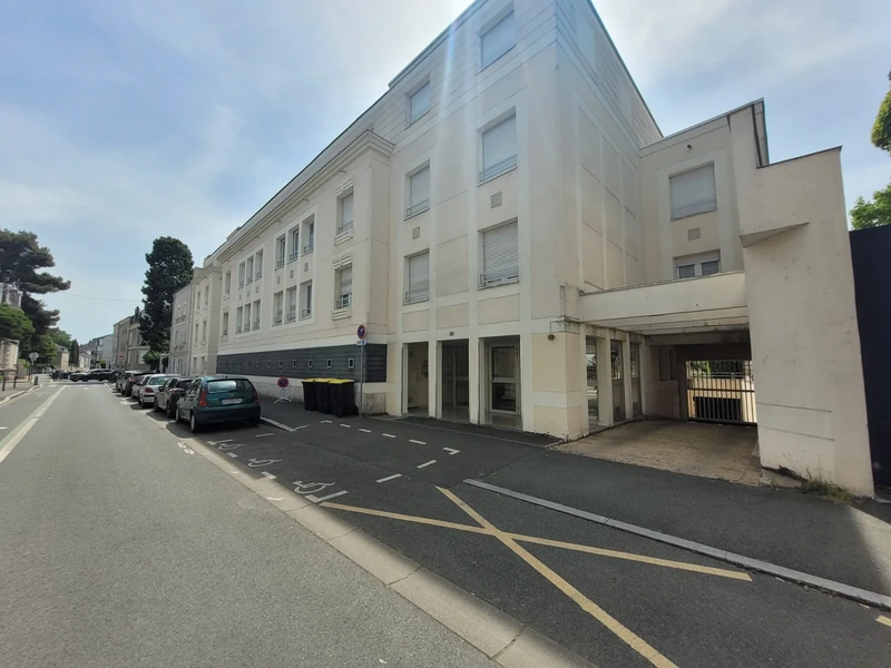 BRISSAC - Grand T3 avec parking privé et sécurisé, proche de l'hyper centre, de la gare, de l'ESA, UCO, IFEAP et IFUCOME